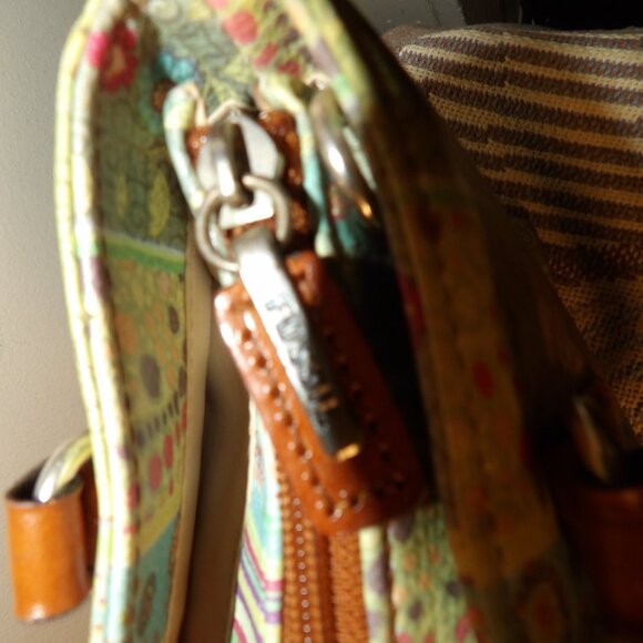 Fossil Vinyl Floral Summer Tote Bag - Picture 3 of 10